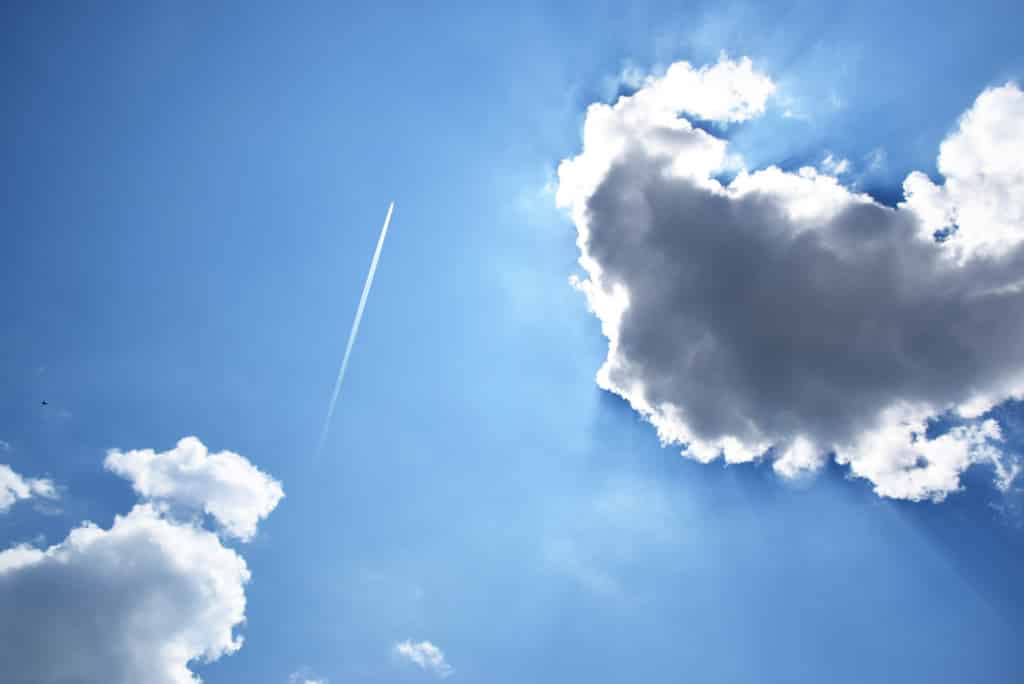 un avion dans un ciel nuageux