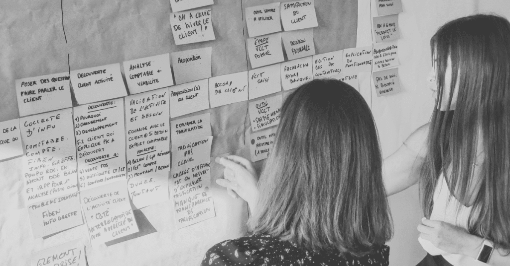 Story mapping Agile : Qu'est-ce que c'est et comment éviter les pièges ? noir et blanc